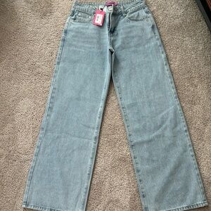 EDIKTED Low Rise Raelynn Jean - Light Denim